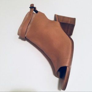 💋 Vince open toe leather tan booties (like new!)